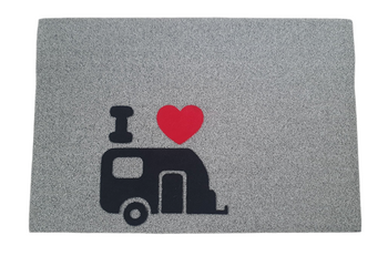 Wycieraczka Campingowa "I Love Caravan" 60x40 cm - Szara imitacja trawy, motyw przyczepy – antypoślizgowa, zewnętrzna i wewnętrzna
