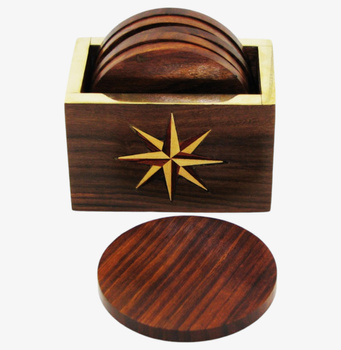 Zestaw drewnianych podkładek z mosiężną różą wiatrów – 6 szt. z pudełkiem